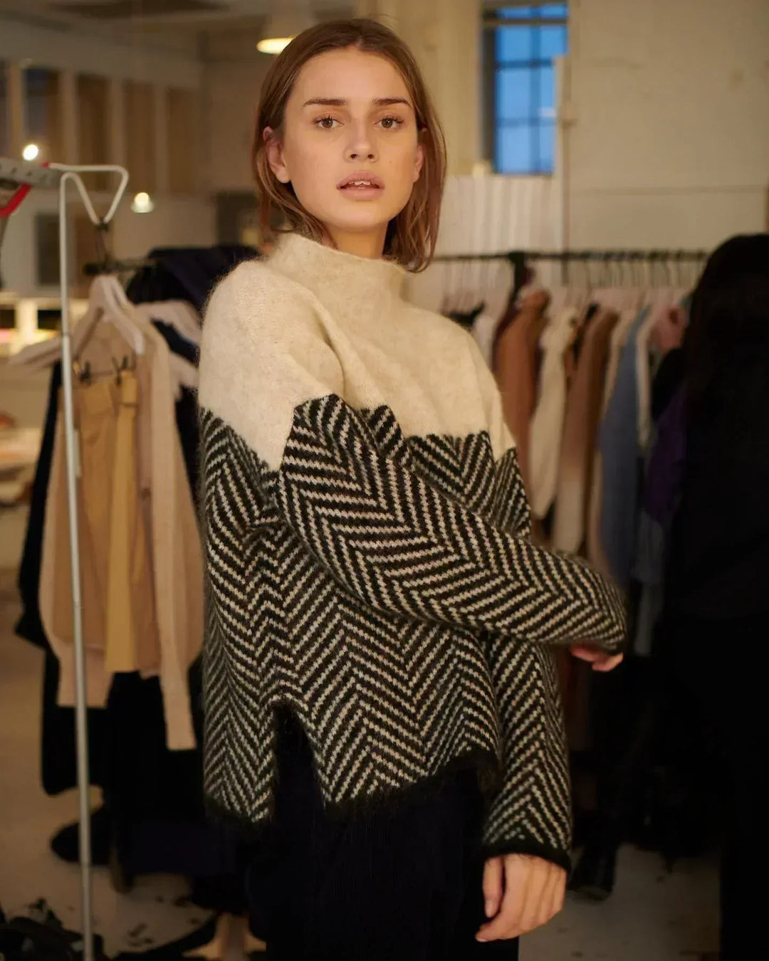 Mira - Elegant Cable Knit Sweater